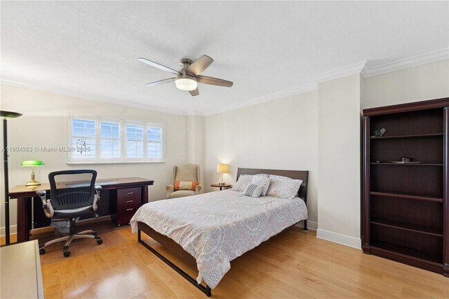 Building Photo - 1160 Hillsboro Mile Unit 901