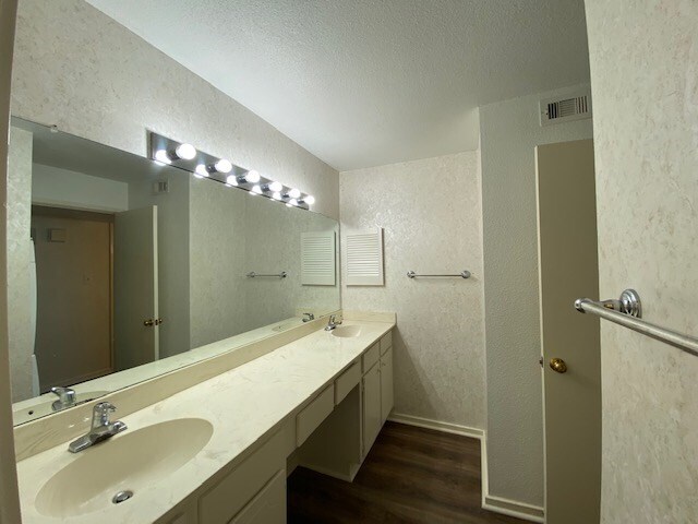 Building Photo - 1100 Augusta Dr