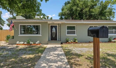Building Photo - Discover the Allure of this Charming, Downtown 3 bedroom/2 Bath!