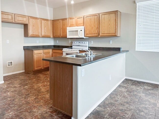 Building Photo - Enjoy the Incredible Estrella Mountain Ranch amenities!