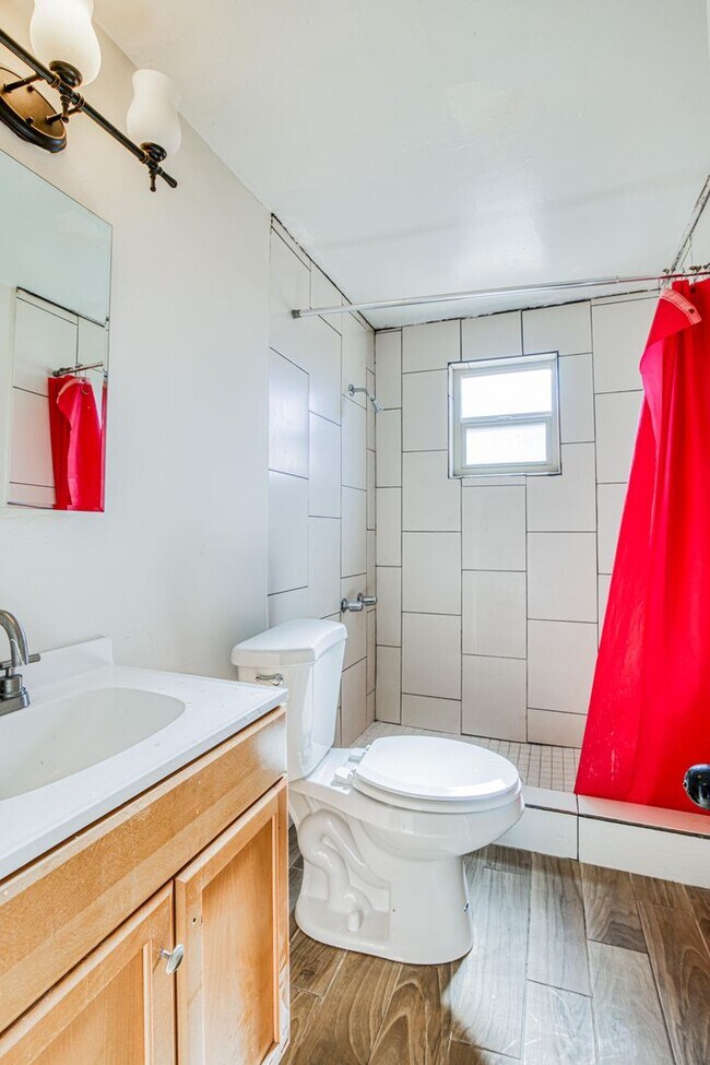 Building Photo - Great Location