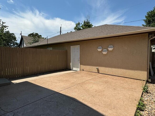Building Photo - 135 Galapago St