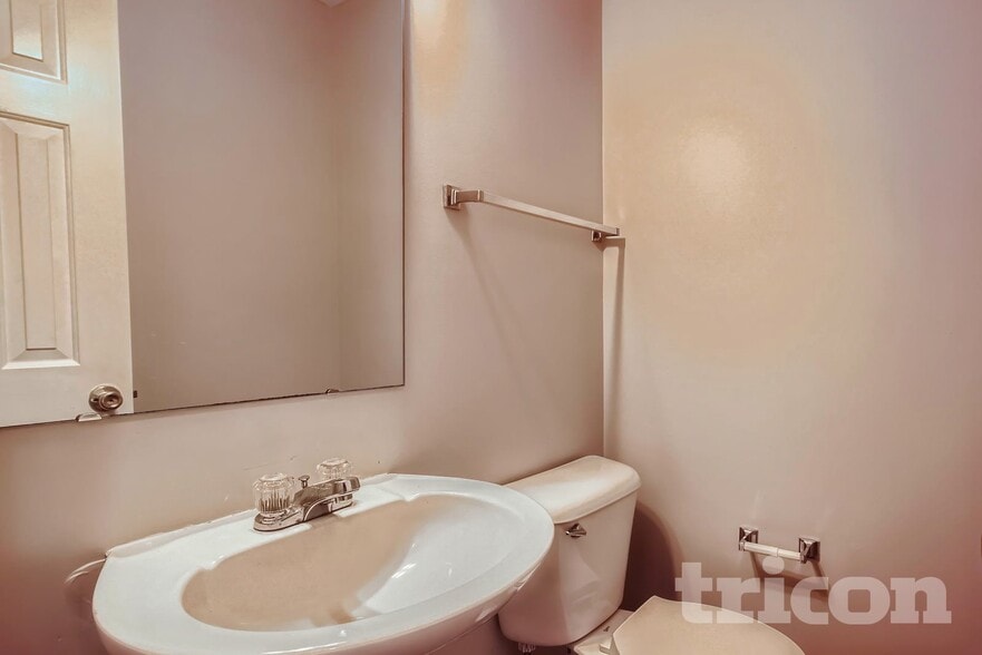 Building Photo - 5606 Fenway Dr