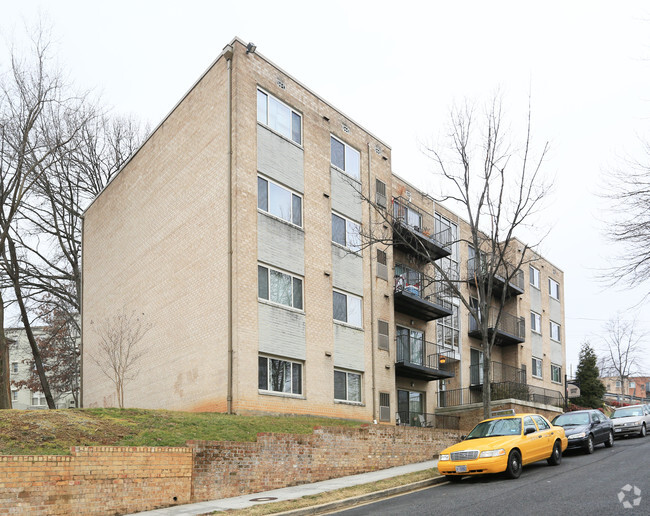 Building Photo - Clermont Apartments