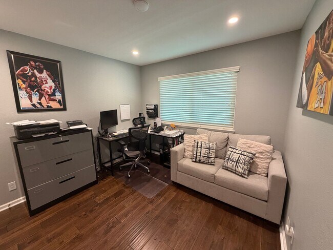 Building Photo - Remodeled 3 bedroom 2 1/2 bath townhome!