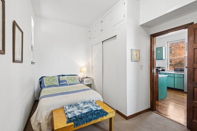 Building Photo - 4057 N Damen Ave