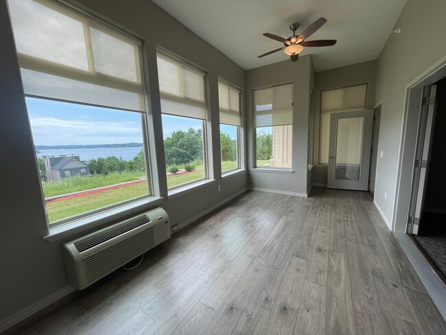 Building Photo - Luxury Lakeview 2 bedroom 2 bath Apartment...