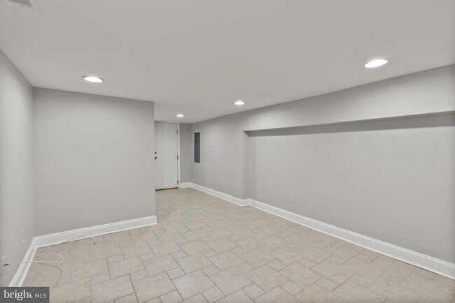 Building Photo - 3215 Fleet St