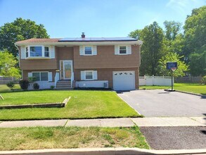 Building Photo - Single family, bi-level home with 4-bedrooms (one bedroom on ground level), 2.5 bathrooms, attach...