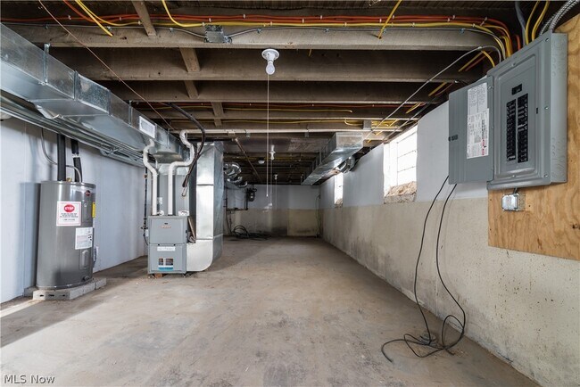 Building Photo - 2970 Edgehill Rd