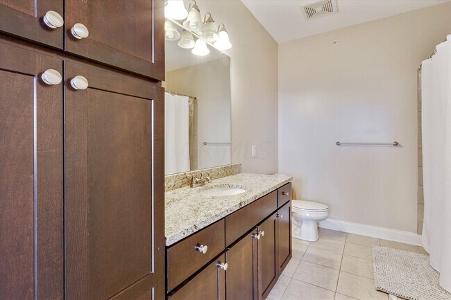 Building Photo - 925 Ingleside Ave