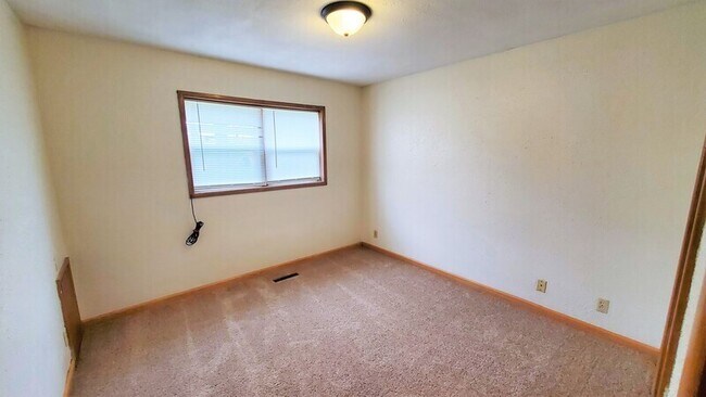 Building Photo - 138 33rd St Dr SE