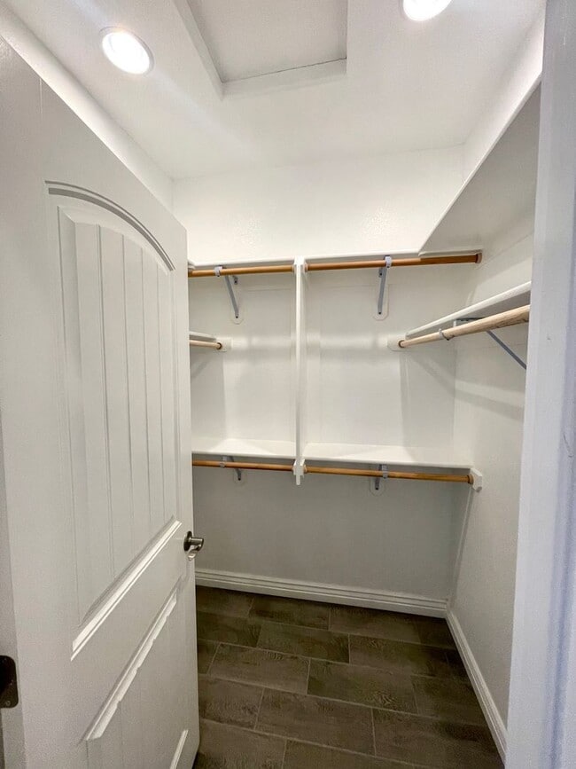 Building Photo - Beautiful 3 Bedroom Townhome Near Kingman Hospital!