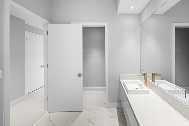 Building Photo - 3100 N Ocean Dr