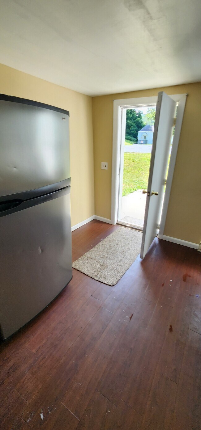 Building Photo - 274 N Main St