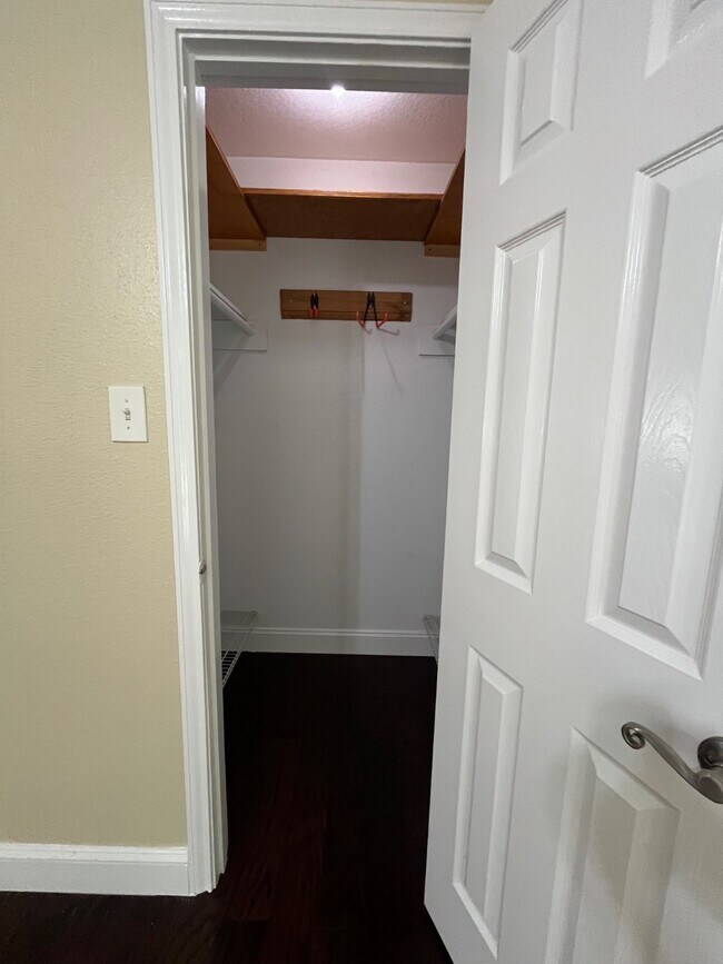 Building Photo - 6416 Bankside Dr