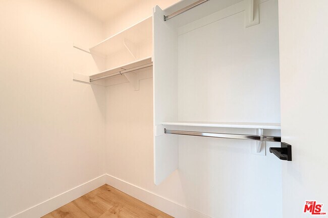 Building Photo - 5813 Lexington Ave