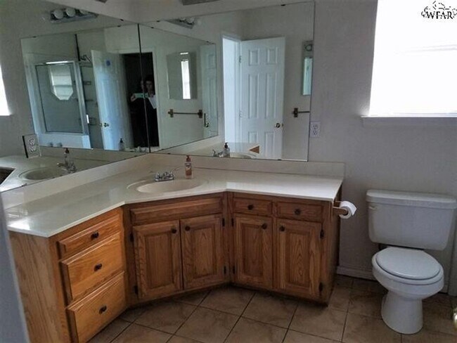 Building Photo - 3 bedroom, 2 bath close to Sheppard AFB