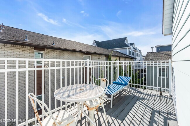 Building Photo - 6 Center St