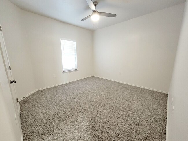 Building Photo - Stunning 3 Bedroom Townhome in Frenship School District