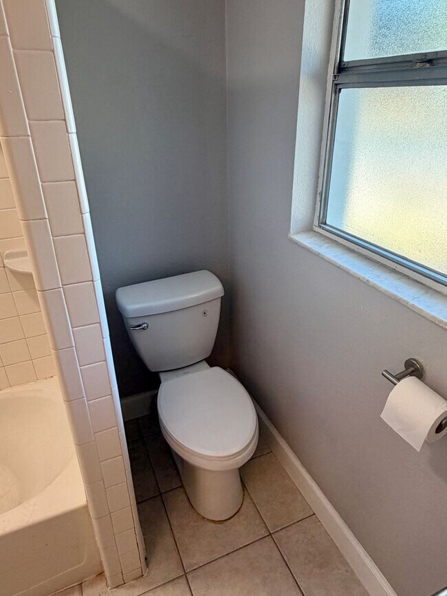 Building Photo - Fully Renovated and STUNNING 3 bedroom/1 b...