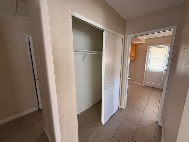 Building Photo - Duplex! 2 bedrooms 2 bathrooms