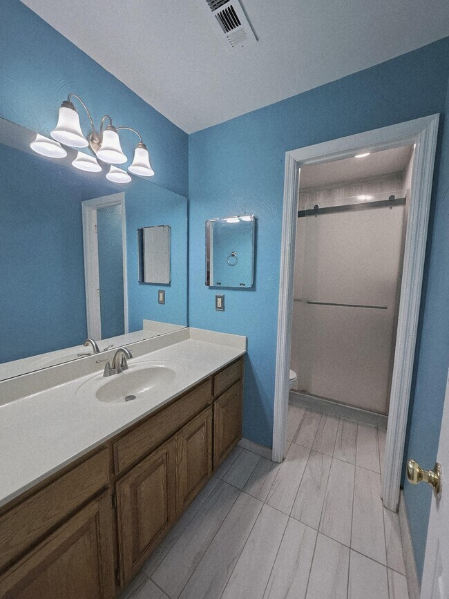 Building Photo - 208 E Bend Ct