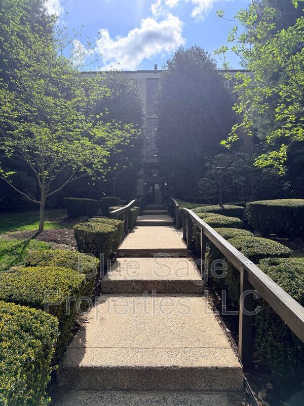 Building Photo - 400 Glendale Rd