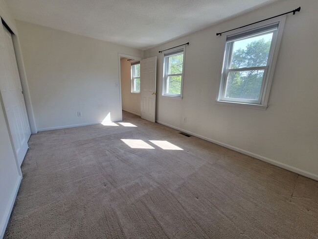 Building Photo - Beautiful Single-Family Home Litchfield NH for Rent