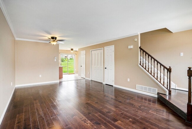 Building Photo - Beautiful Spacious Townhome