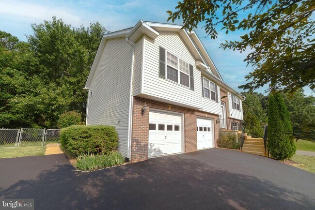 Building Photo - 21133 Woodmere Dr