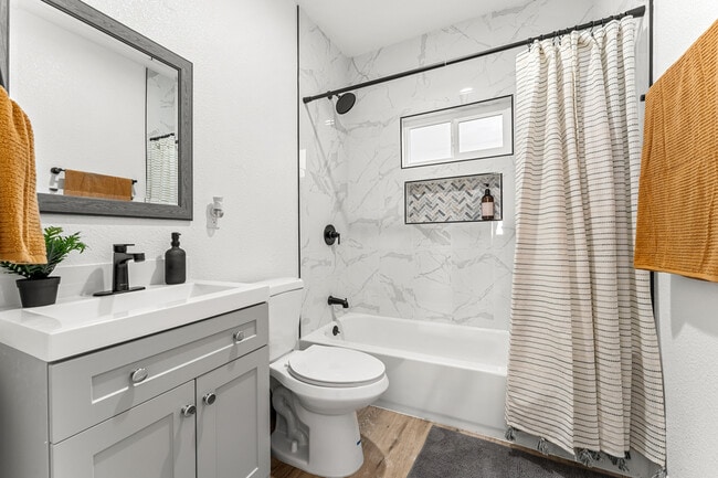 Building Photo - 623 W 42nd St