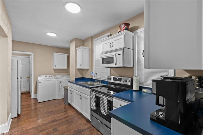 Building Photo - 635 W 29th St