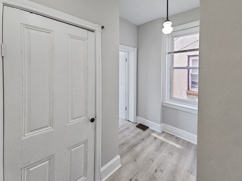 Building Photo - 637 N 32nd St