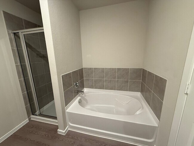 Building Photo - 2027 Summer Night Dr