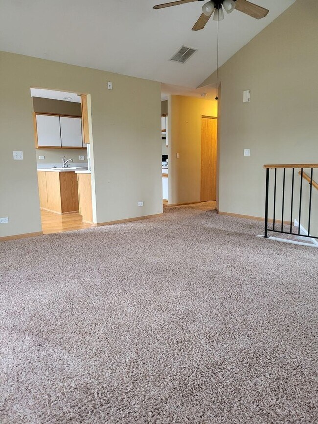 Building Photo - 2492 Dickens Dr
