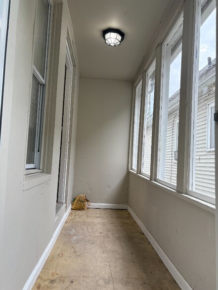 Building Photo - 1045 Hudson Ave