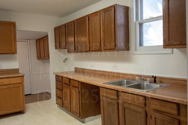 Building Photo - Charming 2-Bedroom Home