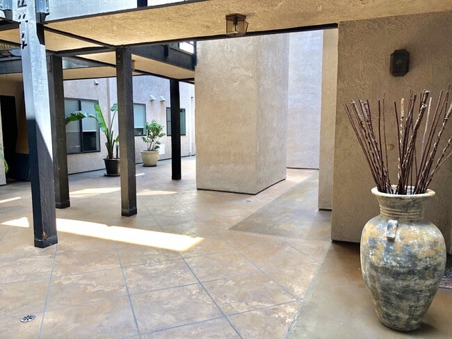 Building Photo - $2750 LARGE 2 BEDROOM CONDO NEAR 4TH ST. W/ PARKING