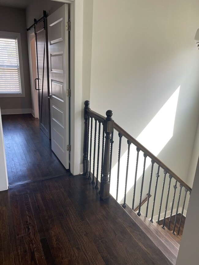 Building Photo - Convenient Living in West End