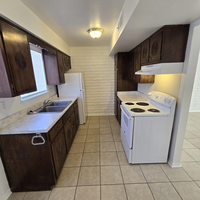 Building Photo - 401 Graceland Dr SE
