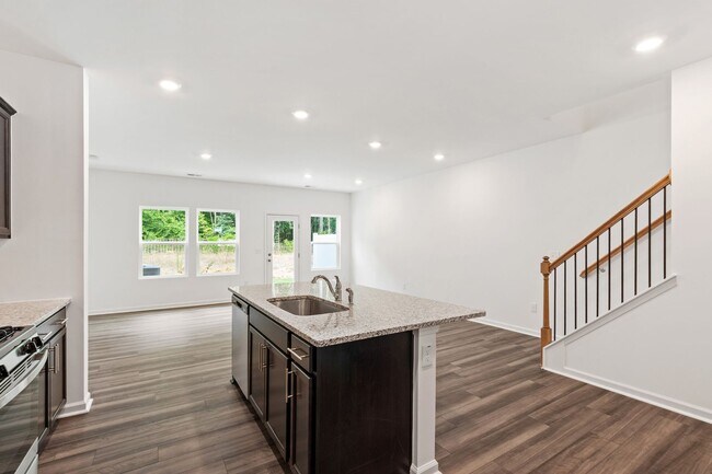 Building Photo - Updated 3BR Townhome with Pool and Spaciou...