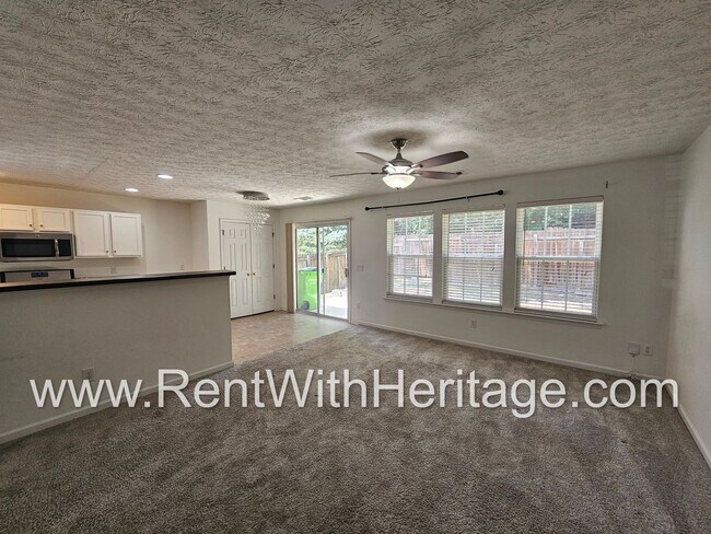 Building Photo - Gorgeous 5 bedroom, 2.5 bath / Attention t...