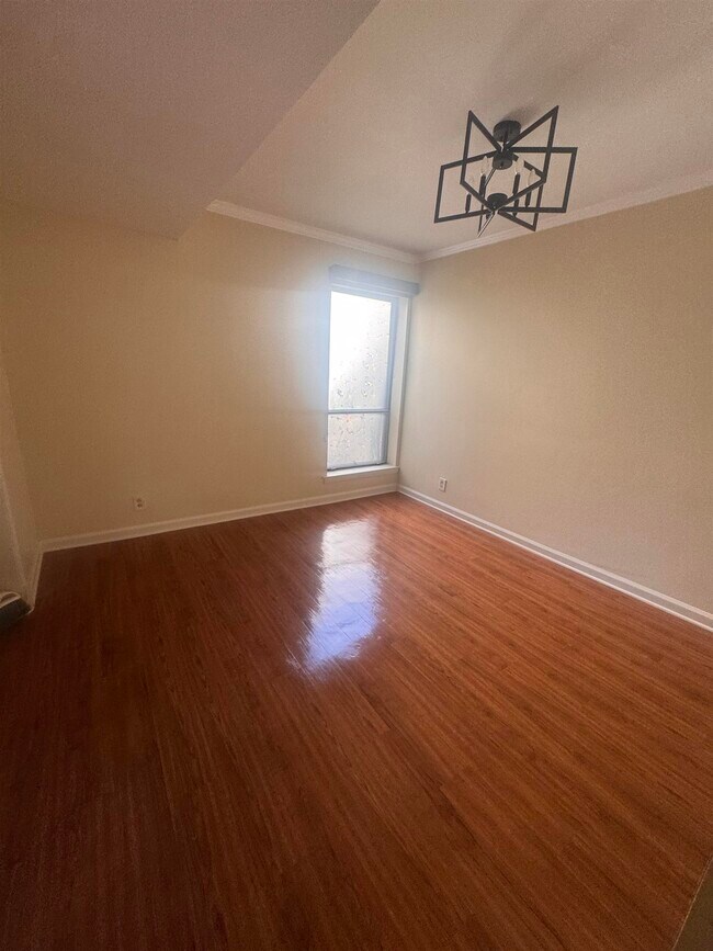 Building Photo - 6633 Poplar Woods Cir E