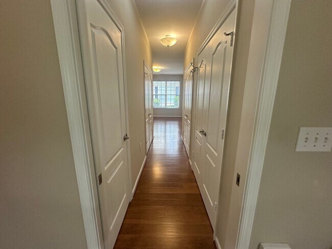 Building Photo - Beautiful townhouse style condo in Ridgely Manor - App Pending!