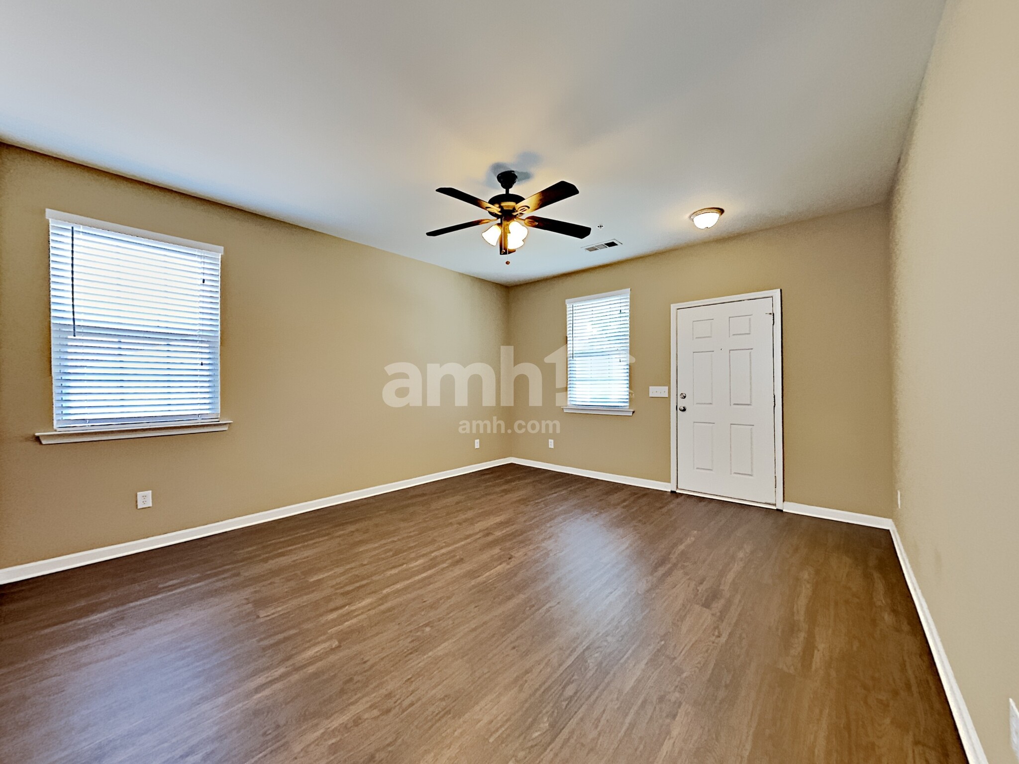 Building Photo - 362 Roseglen Dr