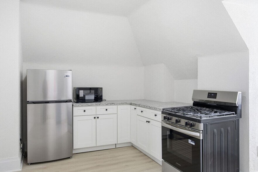 Building Photo - 141 Oneida St