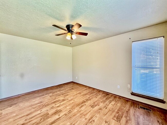 Building Photo - 415 Timberwind Rd