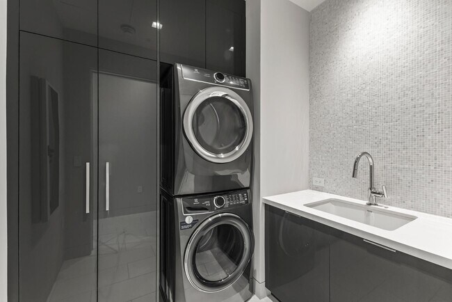 Building Photo - 6587 N Palmeraie Blvd