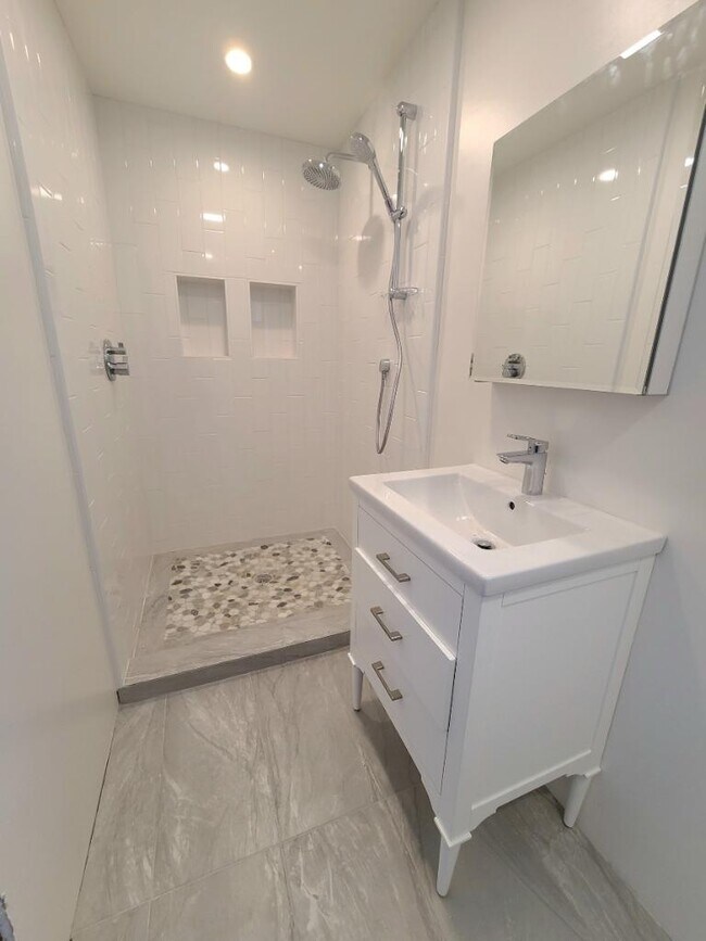 Master bath - 750 Laurel Ave